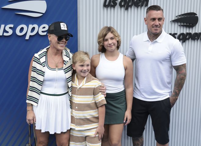 Pink, Carey Hart e seus filhos, WillowPi Hart e Jameson Hart, assistem à final masculina durante o décimo quinto dia do Aberto de Tênis dos Estados Unidos de 2025, no USTA Billie Jean King National Tennis Center, em 7 de setembro de 2025, em Flushing Meadows, Queens, Nova York • Jean Catuffe/GC Images