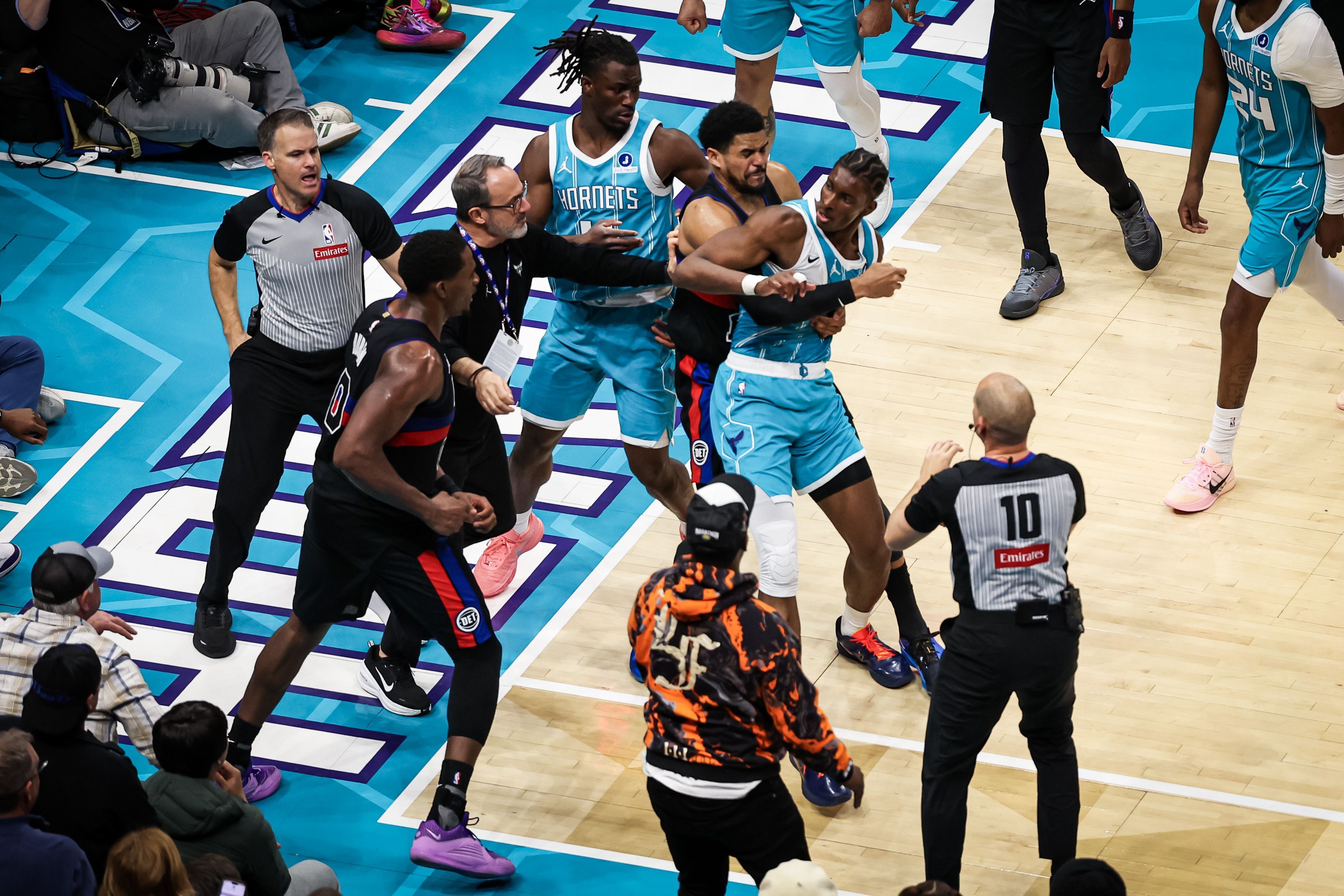 Moussa Diabate do Charlotte Hornets e Jalen Duren do Detroit Pistons se desentendem durante jogo da NBA