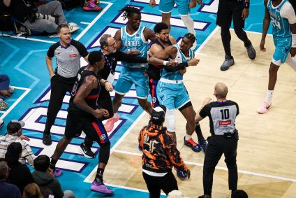 Moussa Diabate do Charlotte Hornets e Jalen Duren do Detroit Pistons se desentendem durante jogo da NBA