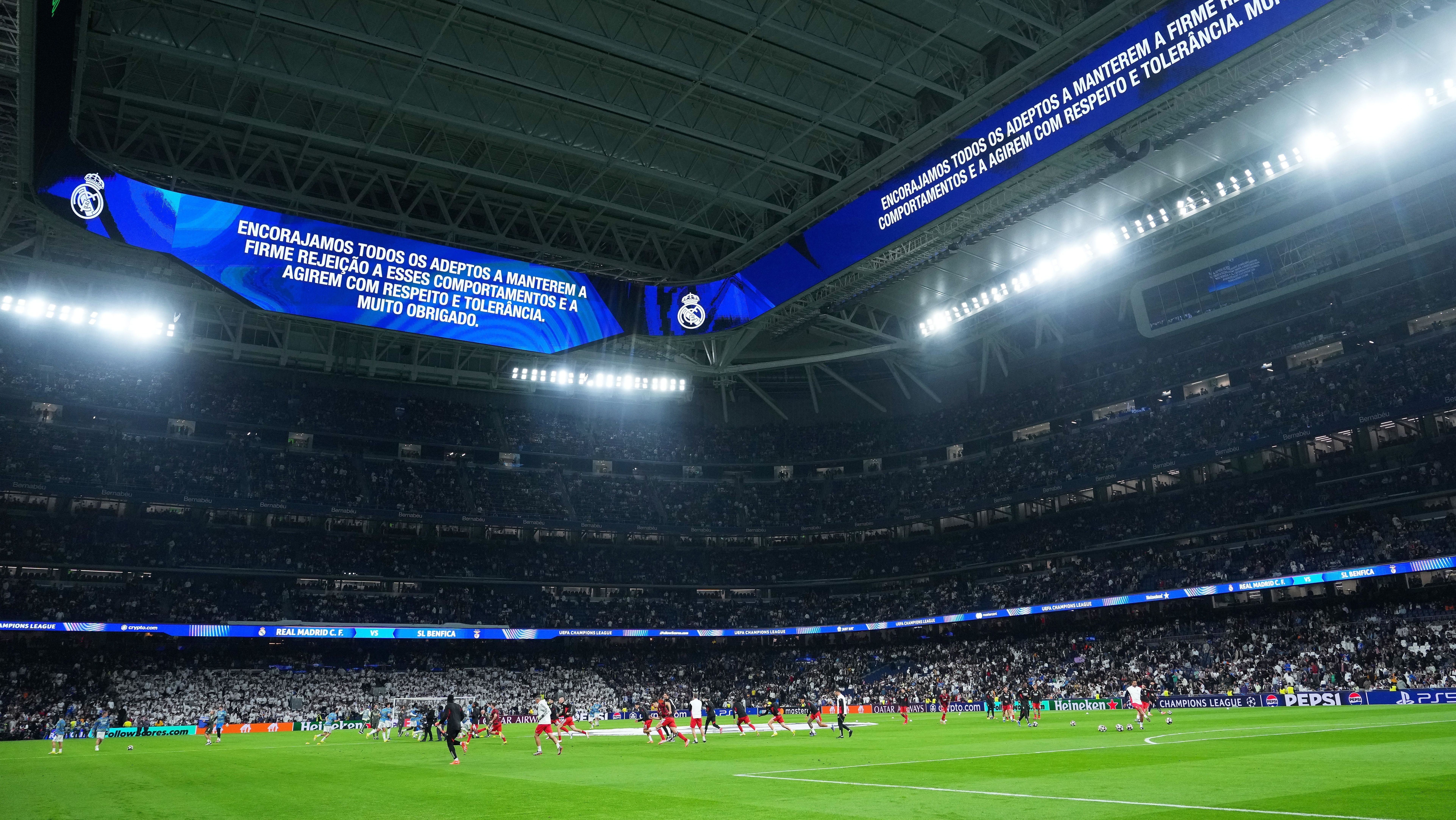 O gigante placar de LED do Santiago Bernabéu antes de Real Madrid x Benfica