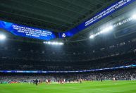 Vini Jr recebe apoio em faixa gigante antes de Real Madrid x Benfica