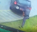 PM agride e prensa perna de detido com porta de viatura em Mauá; veja vídeo