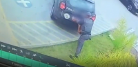 PM agride e prensa perna de detido com porta de viatura em Mauá; veja vídeo