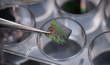 Estudante cria poeira cósmica artificial que pode explicar origem da vida