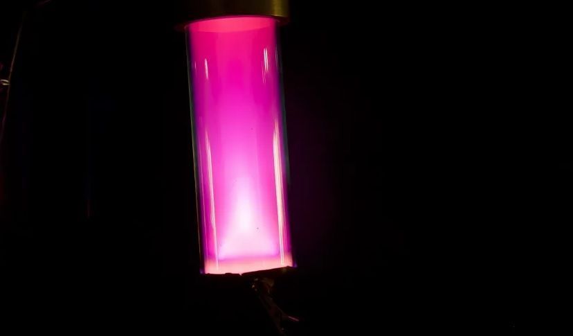 A poeira cósmica em um laboratório consiste em uma mistura de gases que emitem luzes de cores diferentes quando excitados por eletricidad • Linda Losurdo/Universidade de Sydney