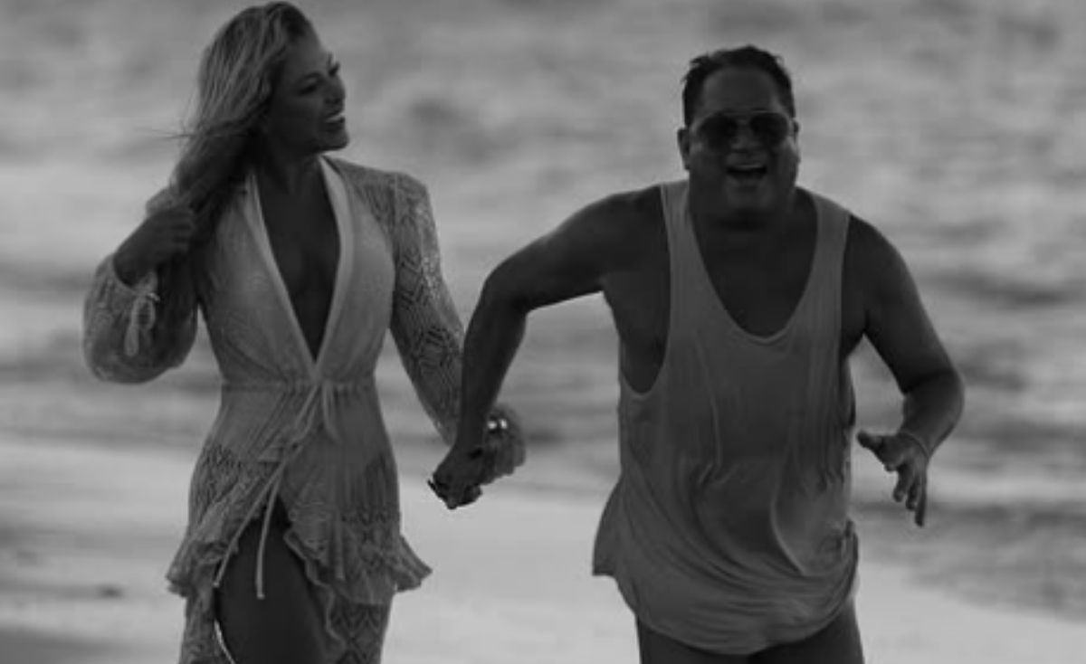 Poliana Rocha posa com Leonardo em praia na BA