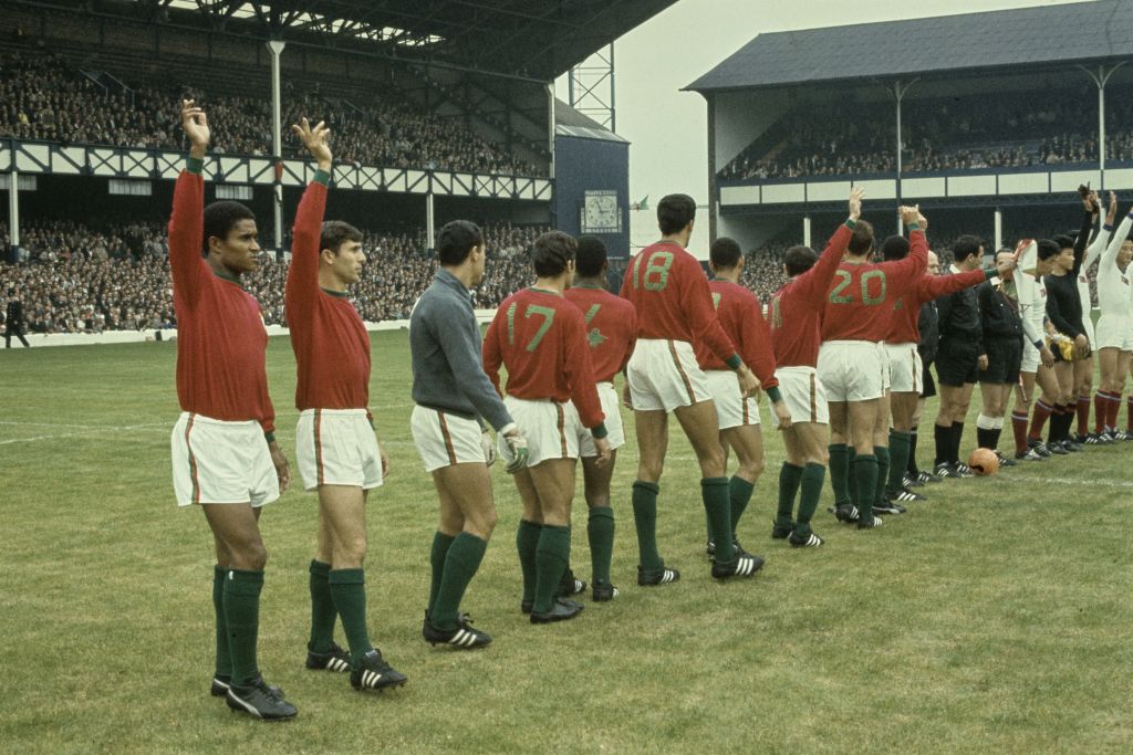 Com Eusébio em primeiro na fila, jogadores de Portugal acenam para a torcida no Goodison Park, antes do duelo contra Coreia do Norte, pela Copa de 1966