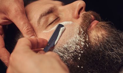 Vendedor será indenizado após ser obrigado a tirar a barba no trabalho