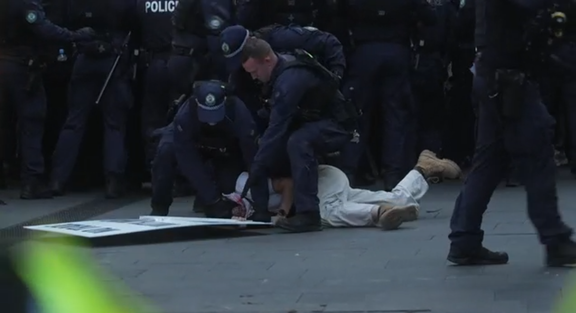 Polícia da Austrália efetua prisões enquanto milhares se manifestavam em Sydney contra a visita do presidente israelense Isaac Herzog