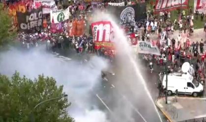 Manifestantes entram em confronto com a polícia na Argentina