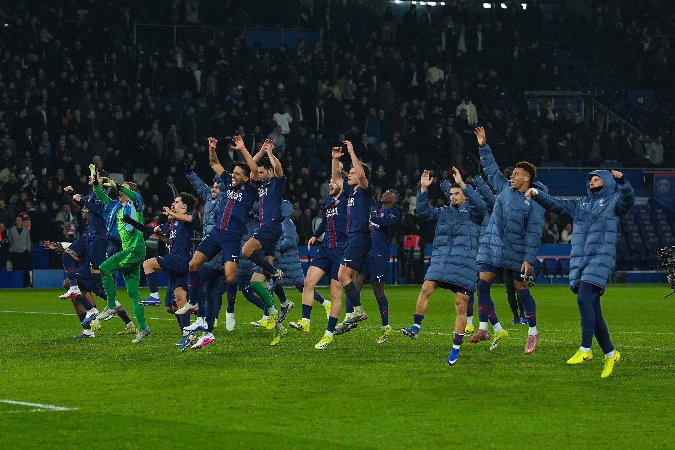 Jogadores do PSG celebram a goleada sobre o Marselha