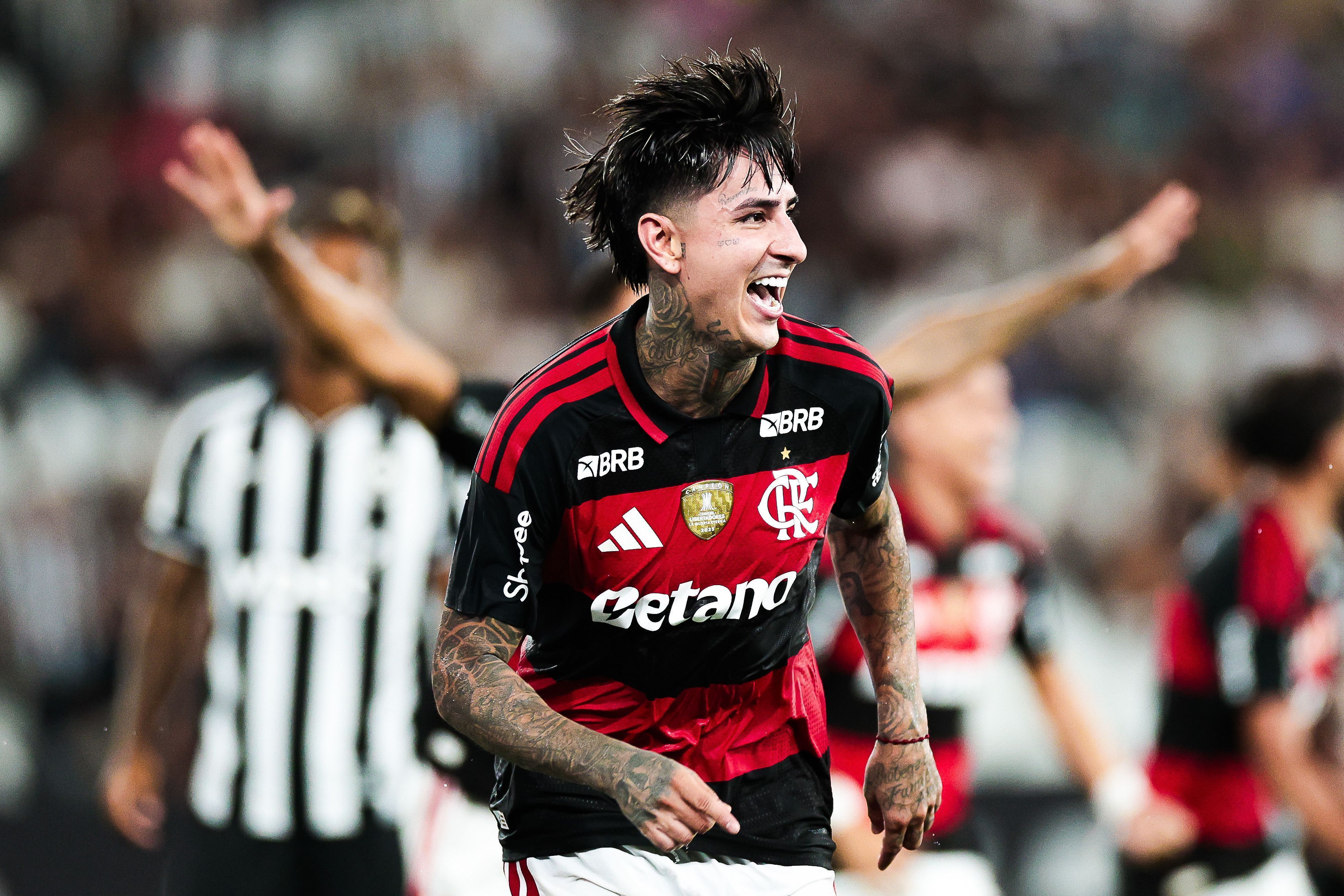 Pulgar comemora seu gol pelo Flamengo após bobeada do goleiro Neto
