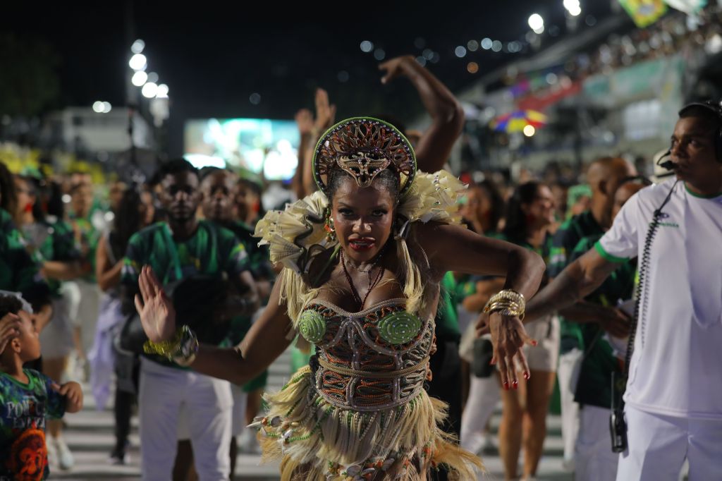 Quitéria Chagas é rainha de bateria do Império Serrano