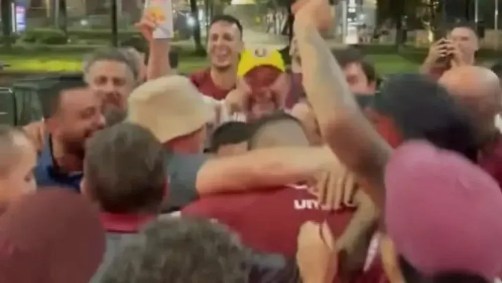 Ramiro Carrera, do Lanús, celebra título da Recopa Sul-Americana ao lado de torcedores.