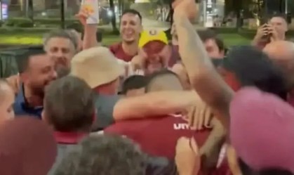 Ramiro Carrera, do Lanús, celebra título da Recopa Sul-Americana ao lado de torcedores.