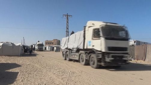 Caminhões de ajuda humanitária são vistos circulando em Rafah, na Faixa de Gaza