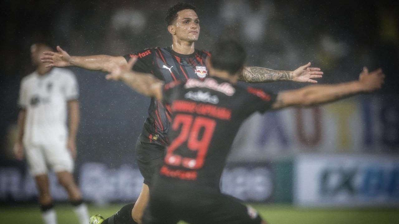 Gustavinho comemora gol contra o Atlético-MG