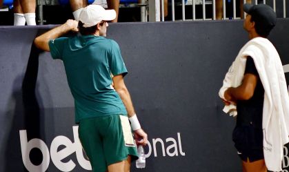 Gustavo Helde e Guto Miguel conversam no Rio Open enquanto esperam a chuva diminuir