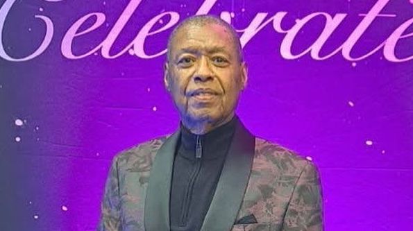 Ron Kenoly recebeu os títulos de Doutorado e PhD pela Friends International University