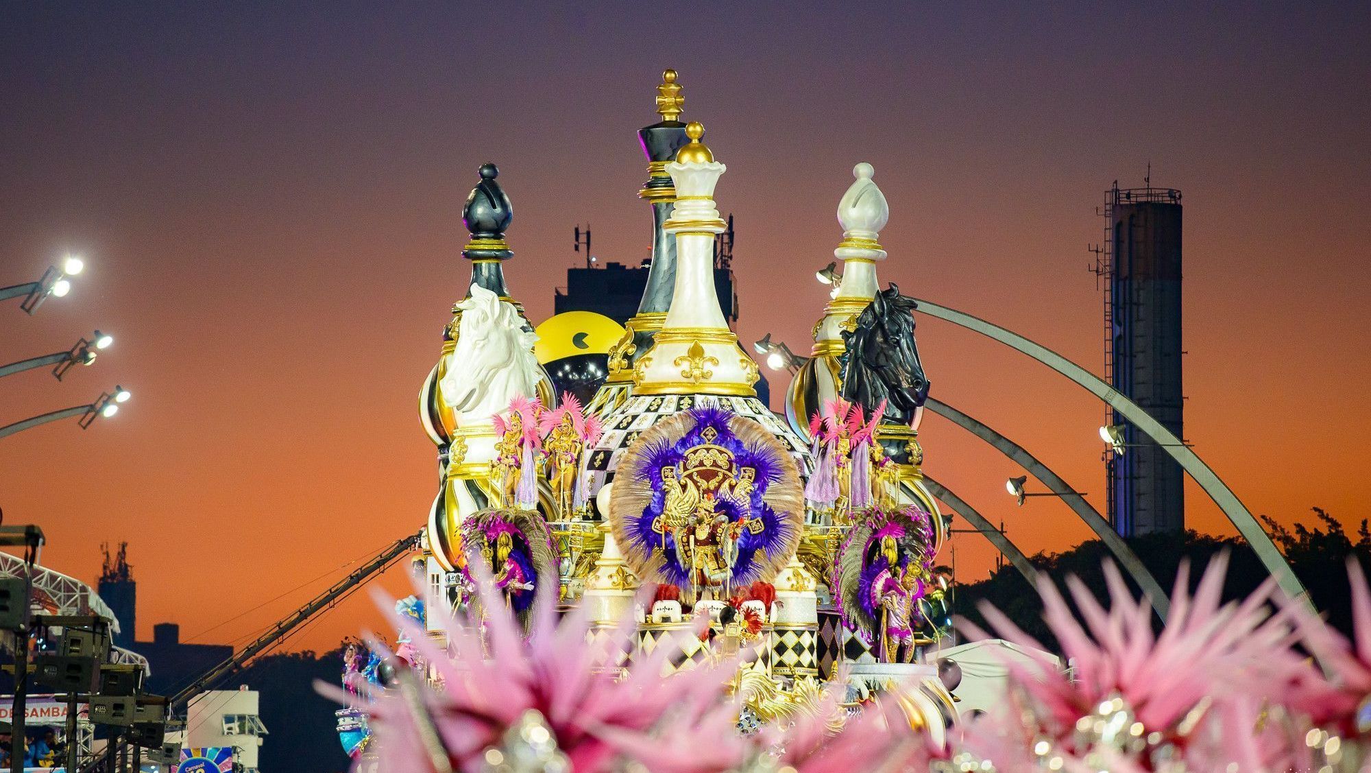 Desfile da escola de samba Rosas de Ouro em 2025