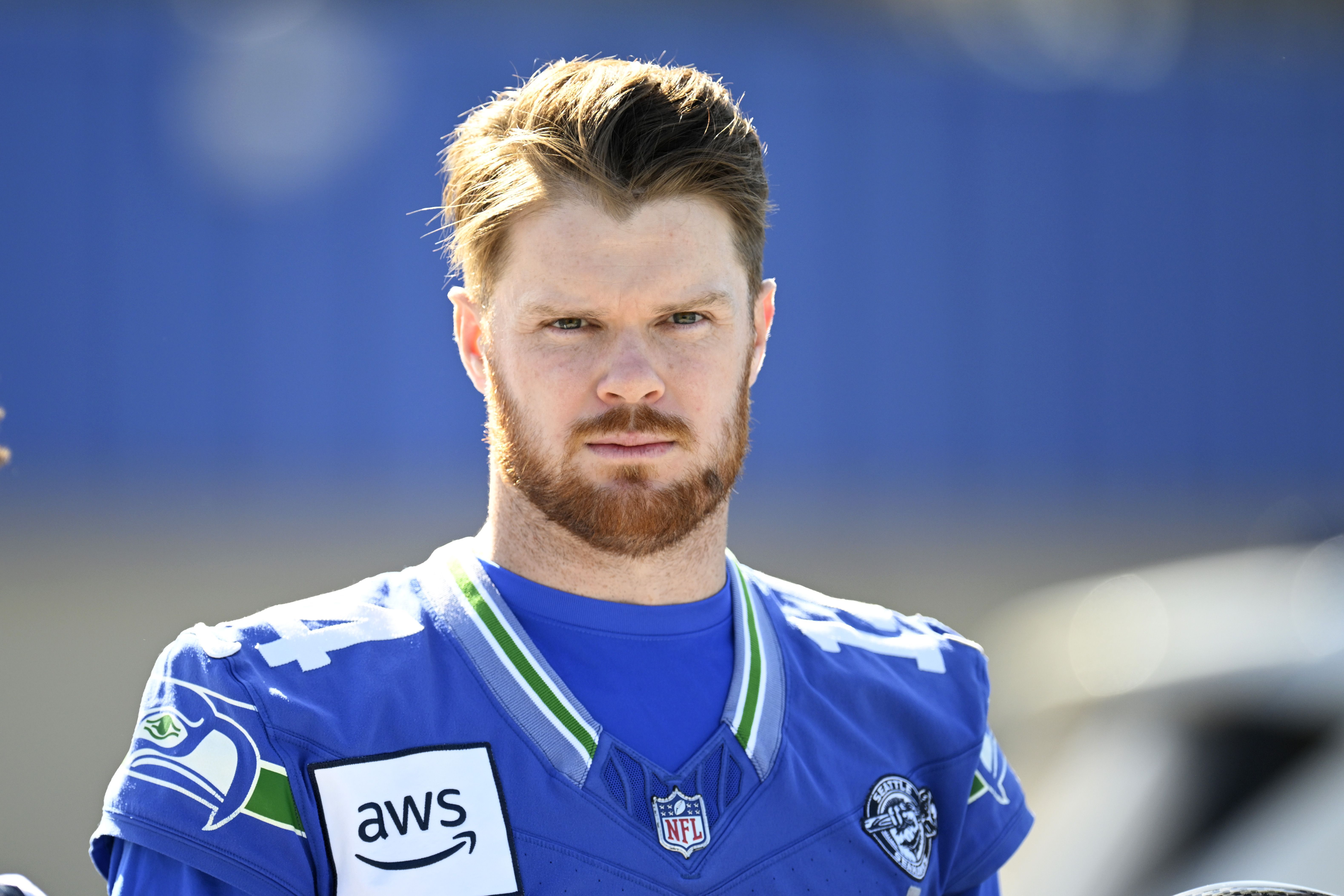 Sam Darnold, camisa 14 do Seattle Seahawks, durante um treino antes do Super Bowl LX.