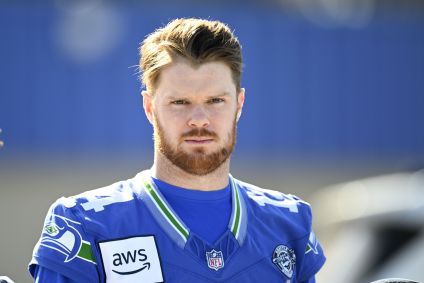 Sam Darnold, camisa 14 do Seattle Seahawks, durante um treino antes do Super Bowl LX.