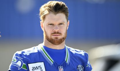 Sam Darnold, camisa 14 do Seattle Seahawks, durante um treino antes do Super Bowl LX.