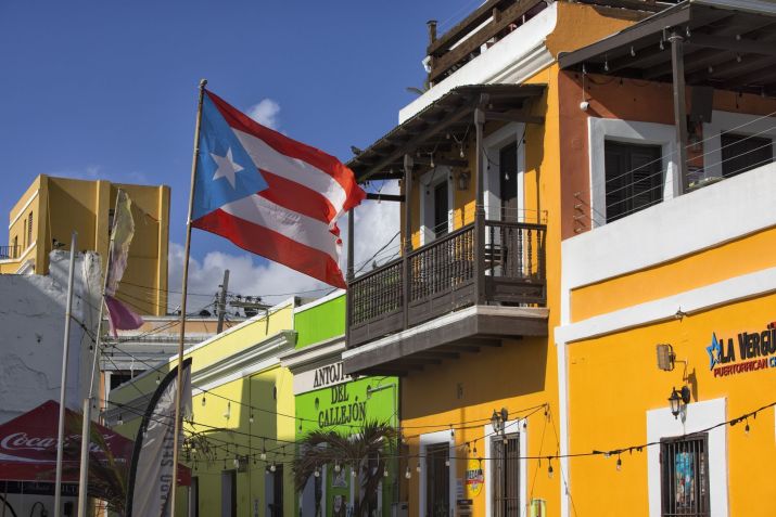 Vista da rua com edifícios coloridos, Velha San Juan, Porto Rico • LeonU/Getty Images