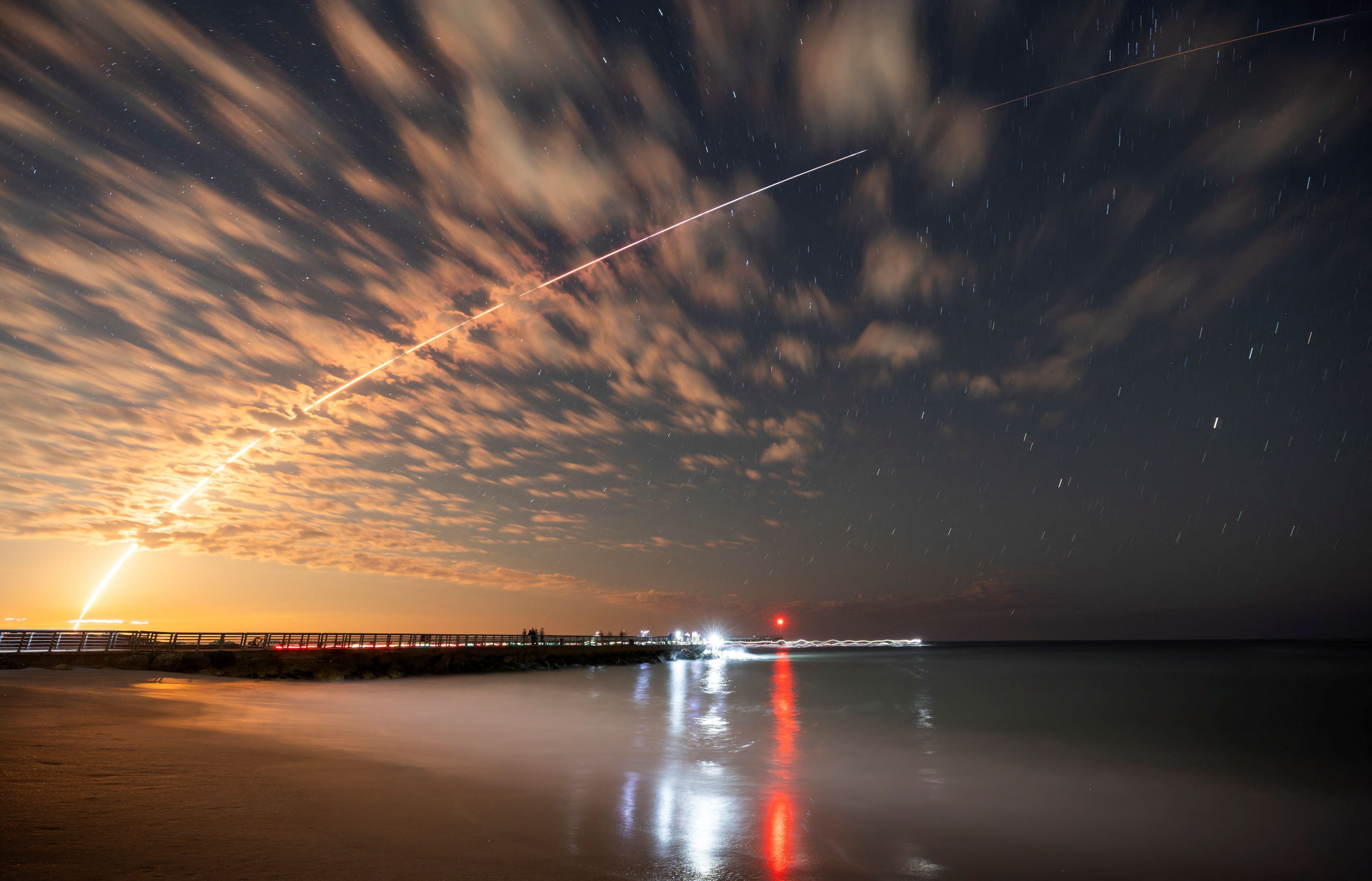 Foguete da SpaceX, transportando satélites Starlink, é visto após o lançamento do Cabo Canaveral, na Flórida • 26/02/2025 REUTERS/Sam Wolfe