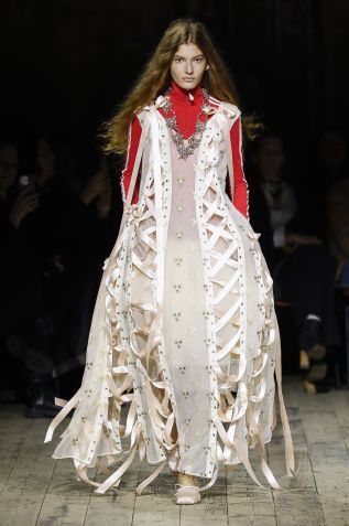 Peças esportivas mais casuais foram combinadas com seus vestidos volumosos • Victor VIRGILE/Gamma-Rapho via Getty Images