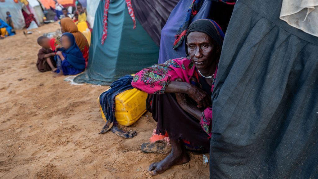 Famílias, principalmente mulheres e crianças, no campo de deslocados internos de Kahda, perto de Mogadíscio, na Somália