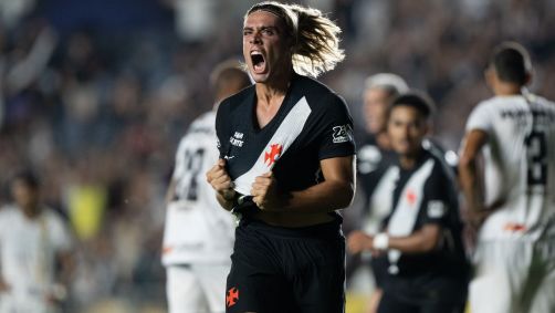 Spinelli comemora seu primeiro gol com a camisa do Vasco, na partida contra o Volta Redonda