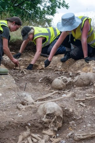 Seis crânios foram encontrados sobre os corpos • David Matzliach/Unidade Arqueológica de Cambridge