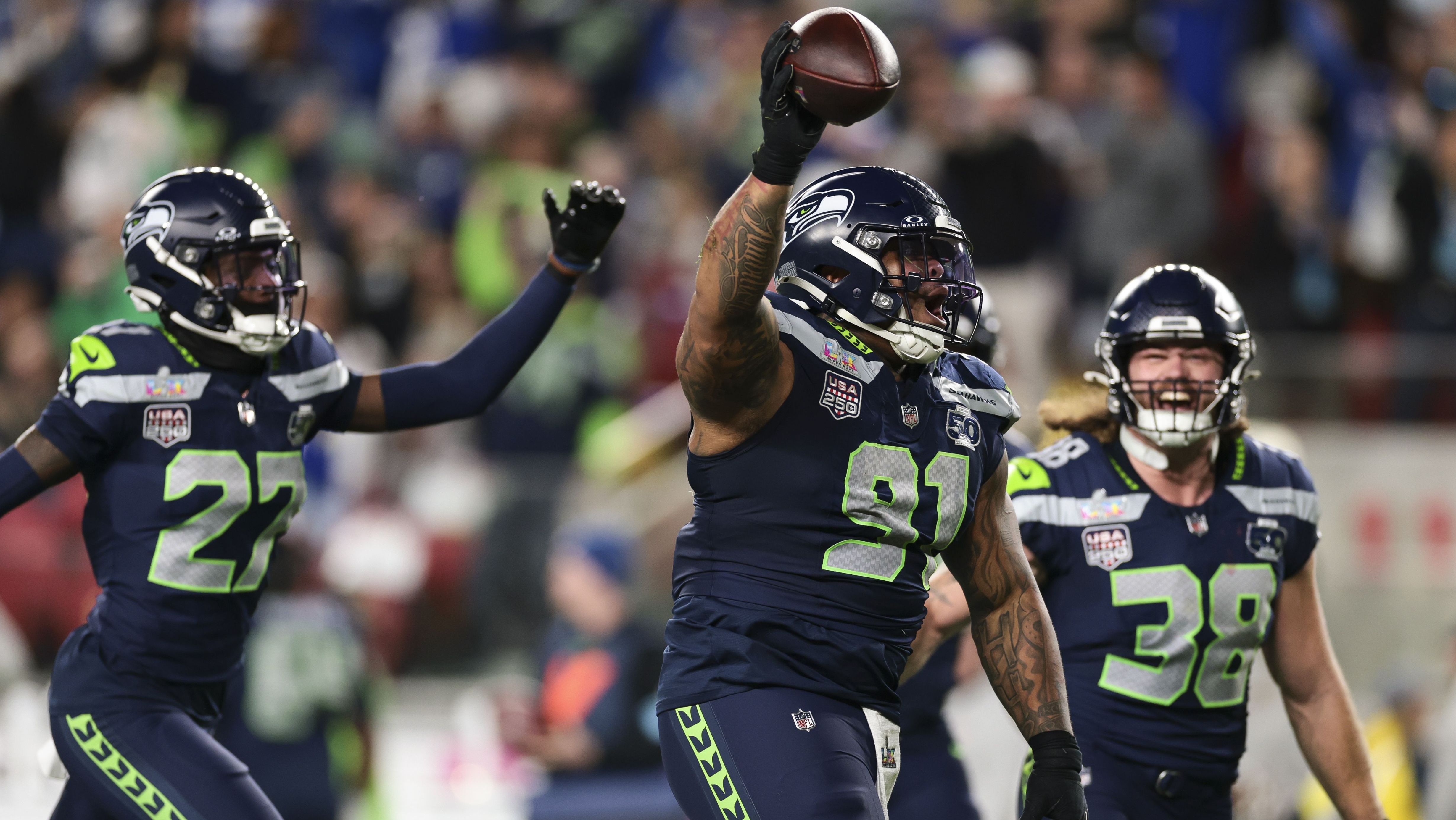 Byron Murphy II, do Seattle Seahawks, comemora com companheiros um touchdown contra o New England Patriots no Super Bowl LX