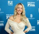 Sydney Sweeney usa look inspirado em Marilyn Monroe em festival de cinema