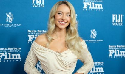 Sydney Sweeney usa look inspirado em Marilyn Monroe em festival de cinema