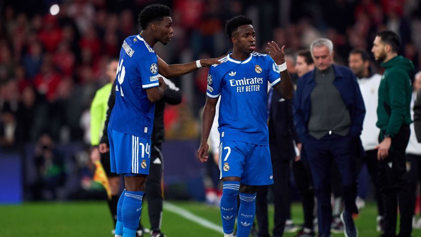Vinicius Junior conversa com Tchouaméni após denunciar racismo na Champions • Foto: Angel Martinez/Getty Images