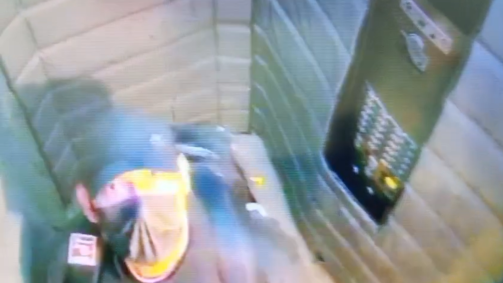 Imagens obtidas pela CNN Brasil mostram o momento em que homens entram no estabelecimento do local e acessam os elevadores