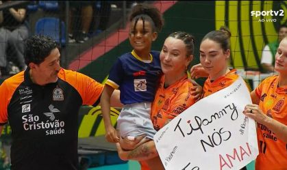 Cartaz em apoio à Tiffany na Copa Brasil de Vôlei