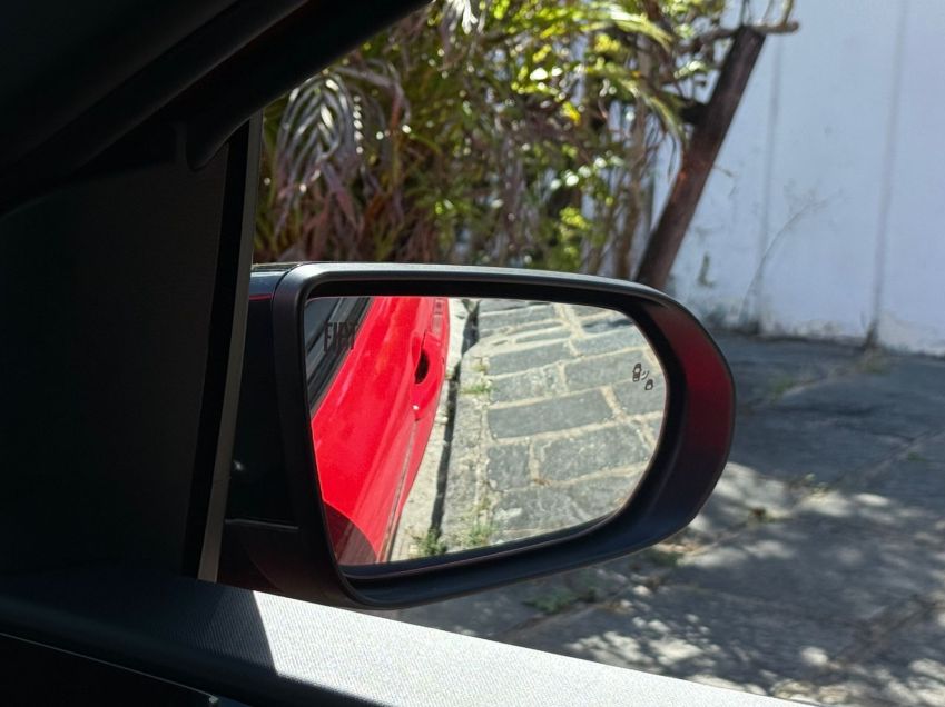 Espelho abaixa automaticamente para ajudar a estacionar • Rodrigo Barros/CNN