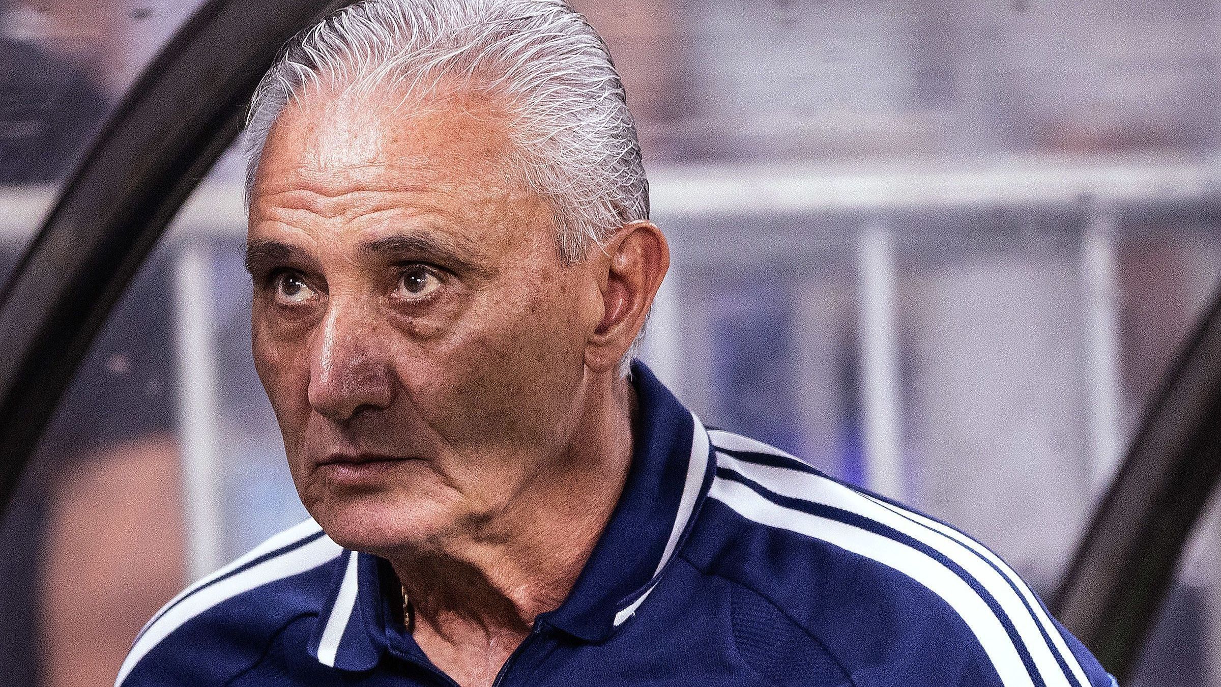 Tite durante duelo entre Cruzeiro e Coritiba