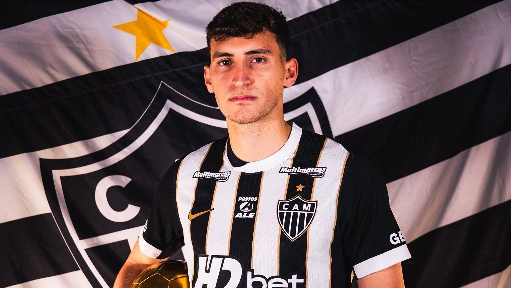 Tomás Pérez, novo reforço do Atlético-MG, posa com a camisa do clube