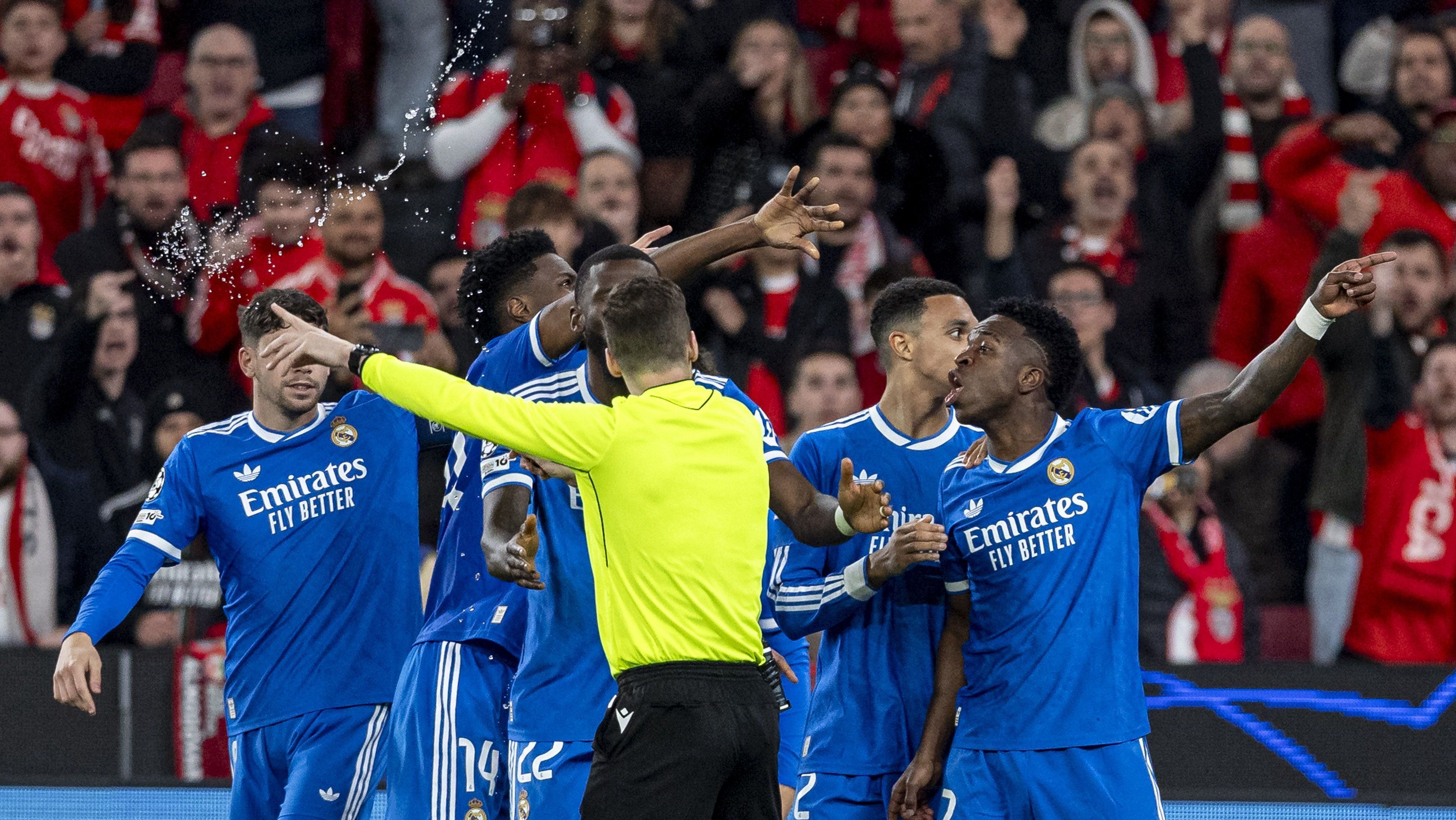 Jogadores do Real Madrid cercam o árbitro em Benfica x Real Madrid