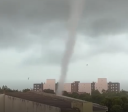 Vídeo: tornado é flagrado por moradores em bairro de Pelotas, no RS