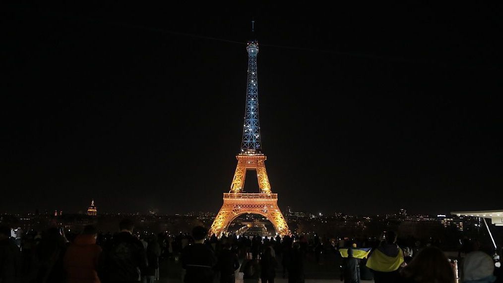 Torre Eiffel é iluminada em azul e amarelo em solidariedade à Ucrânia no quarto aniversário da guerra entre Rússia e Ucrânia, em 24 de fevereiro de 2026, em Paris, França