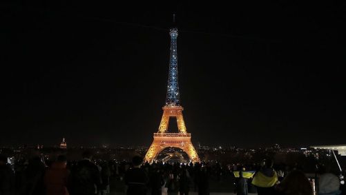 Torre Eiffel é iluminada em azul e amarelo em solidariedade à Ucrânia no quarto aniversário da guerra entre Rússia e Ucrânia, em 24 de fevereiro de 2026, em Paris, França