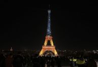 Torre Eiffel é iluminada com cores da Ucrânia no 4º aniversário da guerra