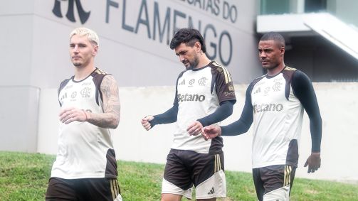 Jogadores do Flamengo em chegada ao treino