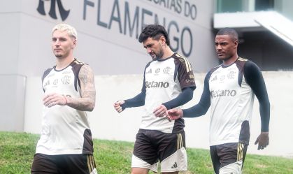 Jogadores do Flamengo em chegada ao treino