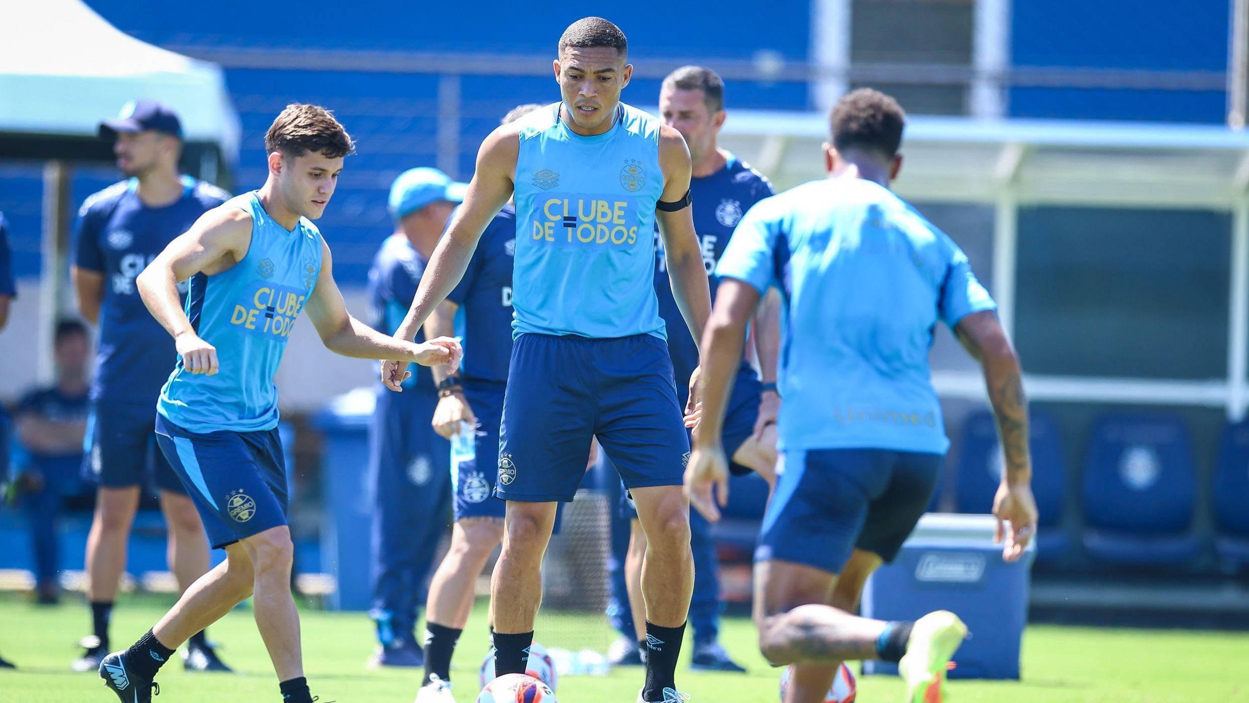 Jogadores em treino do Grêmio